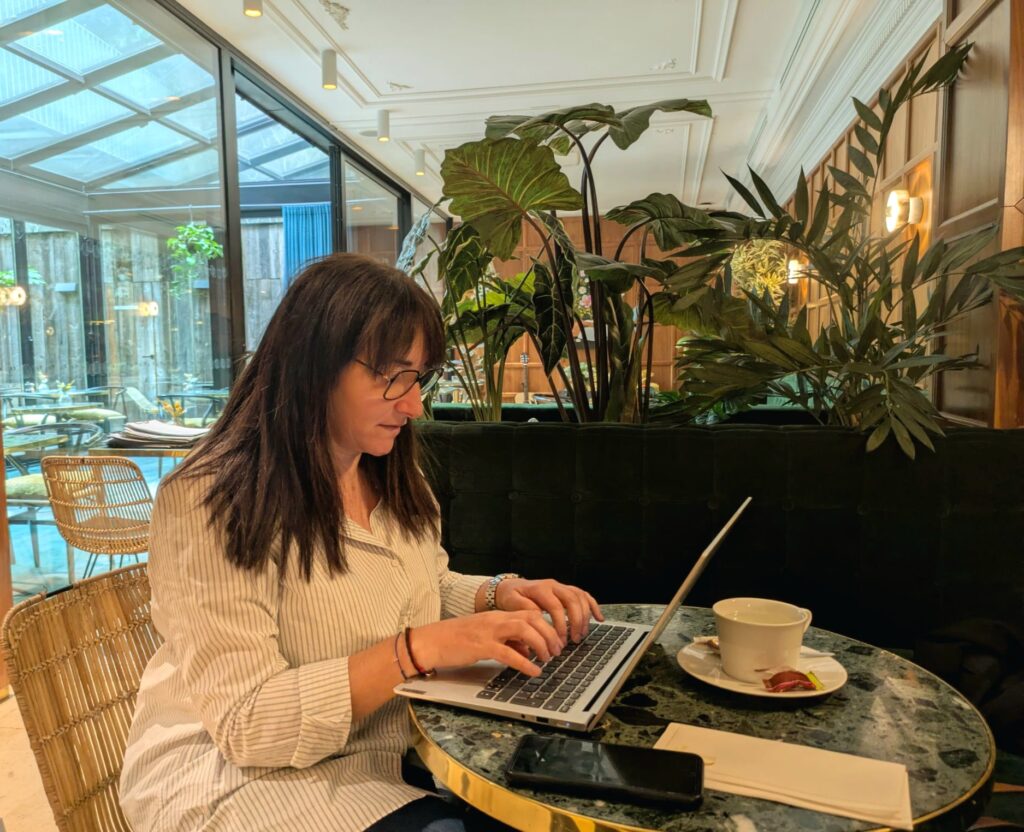 Farida M. créatrice du personnage Laolë, en train de travailler sur le projet contre les stéréotypes