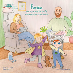 Cerise, une enfant porteuse de trisomie 21 est heureuse car elle joue avec son ami Laole dans le salon alors que sa mère lit un livre et son papa porte une corbeille à linge. Ils sont dans le salon. Son chien Poppy joue avec eux. Elle tient dans sa main son doudou préféré en forme de lune.