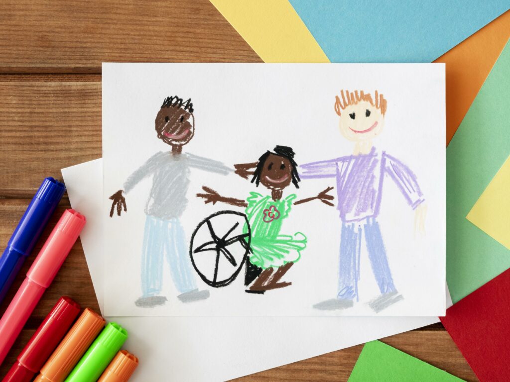 Dessin d'enfants noirs et blanc qui se tiennent la main. Il y a un petite fille noir en fauteuil roulant . inclusion et amitié entre enfants différents